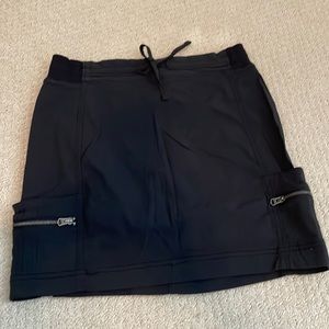 Athleta skirt in black with pockets and zipped pockets in Sz 2.In new condition